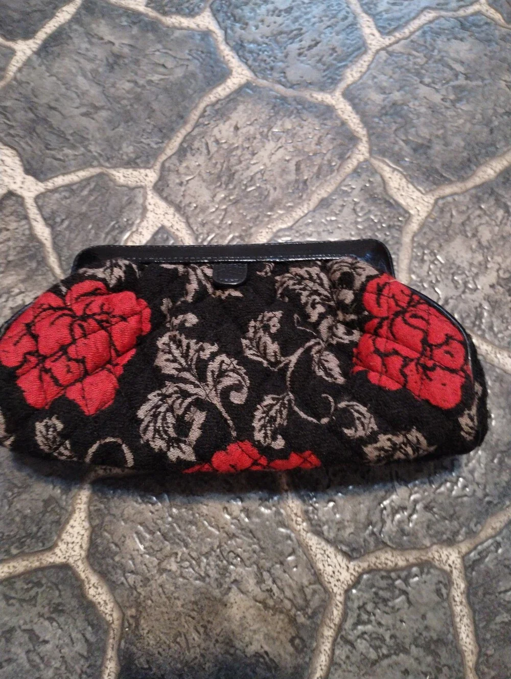 Vera Bradley quilted Jacquard clutch black & red rose pattern RETIRED RARE VTG - Picture 3 of 5